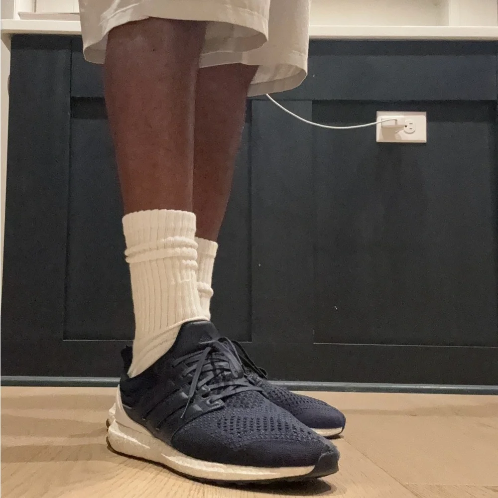Pre owned  NAVY Ultra Boost - Picture 3 of 6